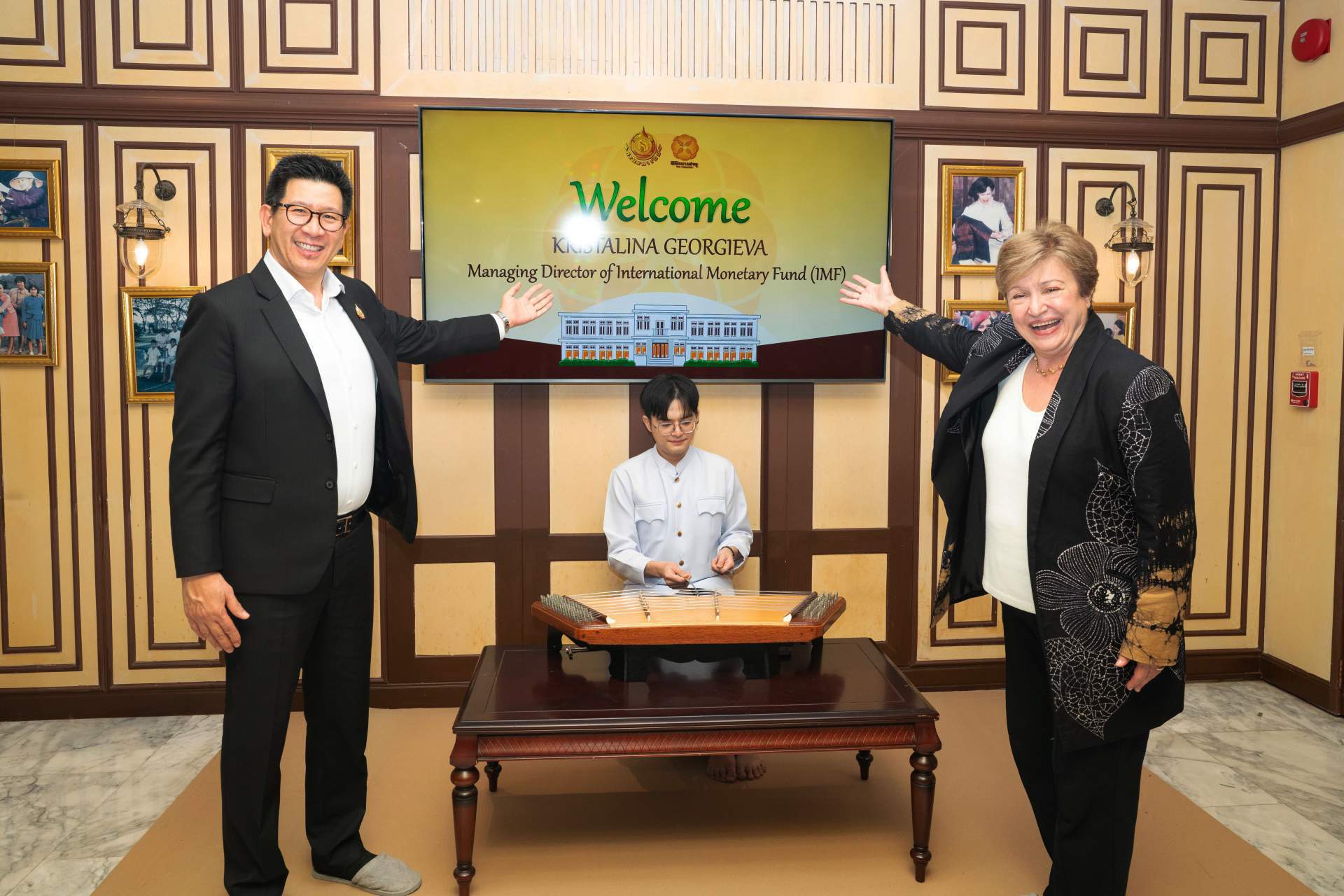 ดร.เอกนิติ นิติทัณฑ์ประภาศ รองนายกรัฐมนตรีและรัฐมนตรีว่าการกระทรวงการคลัง พร้อมคณะผู้บริหาร จากกระทรวงการคลัง นำดร.คริสตาลินา กอร์เกียวา กรรมการจัดการกองทุนการเงินระหว่างประเทศ (IMF) และคณะ เยี่ยมชมพิพิธบางลำพู